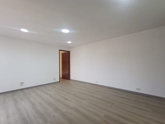 Oficina en arriendo en El Poblado, Medellín, 76 m² · foto 2 de 13