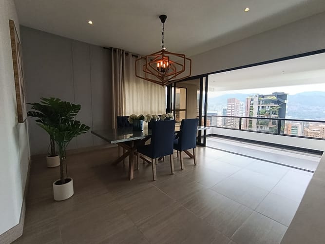 Apartamento de 3 alcobas en arriendo en El Poblado, Medellín, 277 m² · foto 3 de 20