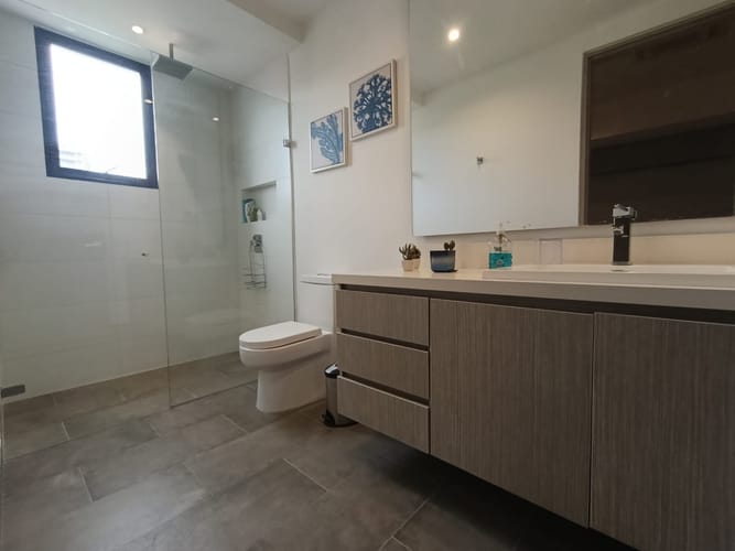 Apartamento de 3 alcobas en arriendo en El Poblado, Medellín, 277 m² · foto 16 de 20