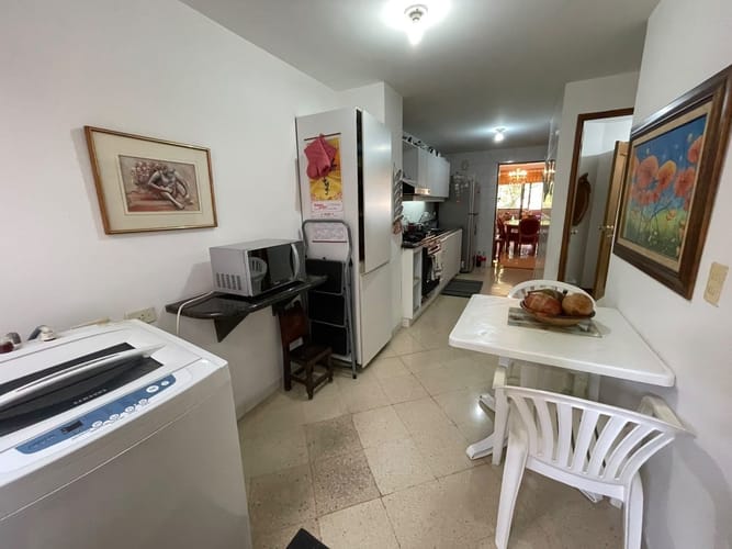 Apartamento de 3 alcobas en arriendo en Laureles, Medellín, 130 m² · foto 2 de 12