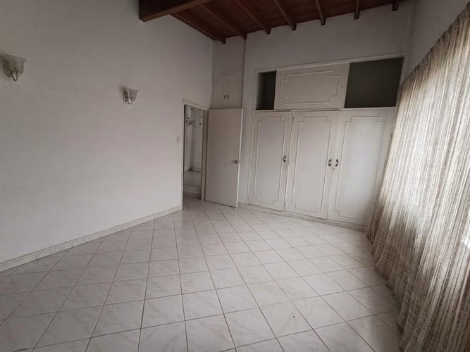 Casa de 3 alcobas en arriendo en Laureles, Medellín, 320 m² · foto 2 de 18