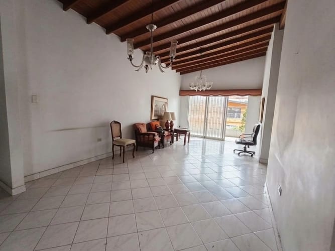 Casa de 3 alcobas en arriendo en Laureles, Medellín, 320 m² · foto 3 de 18