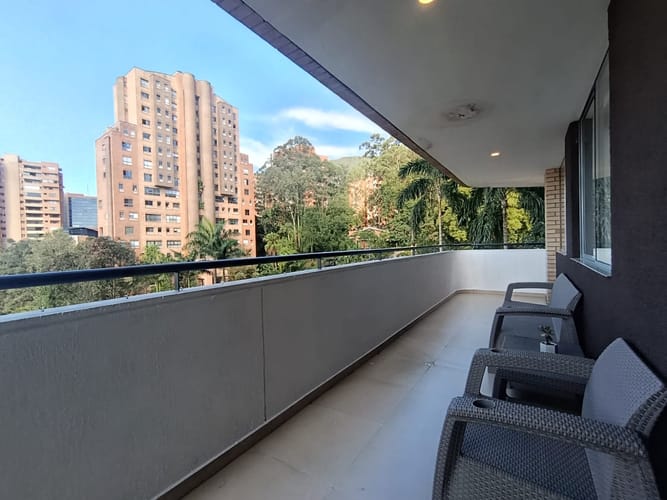 Apartamento de 2 alcobas en arriendo en El Poblado, Medellín, 120 m² · foto 2 de 15