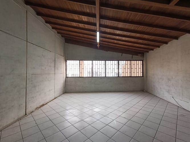 Bodega en arriendo en Guayaquil, Medellín, 66 m² · foto 2 de 9