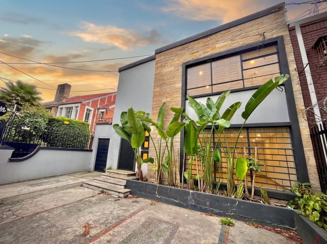 Casa de 7 alcobas en venta en La Esmeralda, Bogotá, 300 m² · foto 2 de 24
