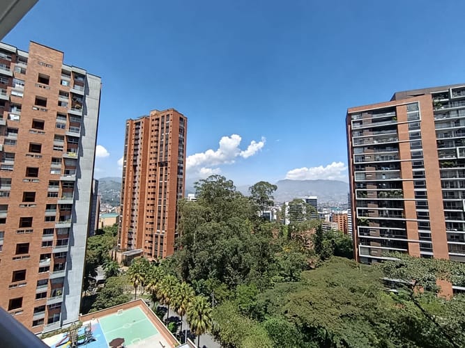 Apartamento de 4 alcobas en arriendo en El Poblado, Medellín, 114 m² · foto 2 de 13