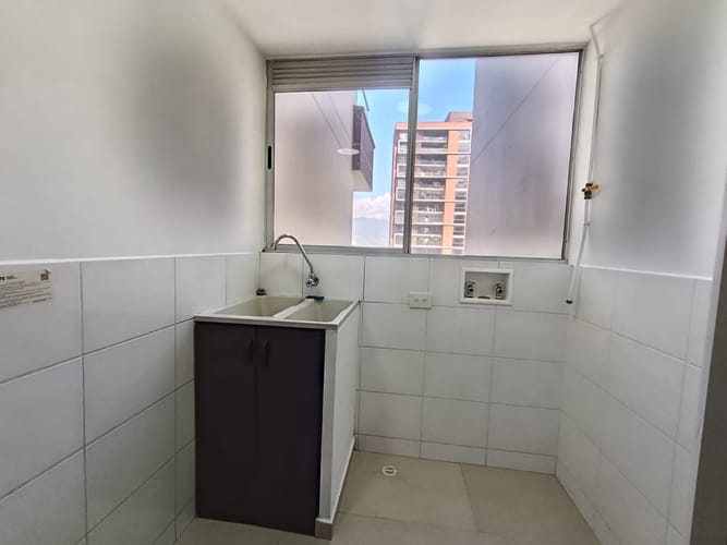 Apartamento de 4 alcobas en arriendo en El Poblado, Medellín, 114 m² · foto 5 de 13