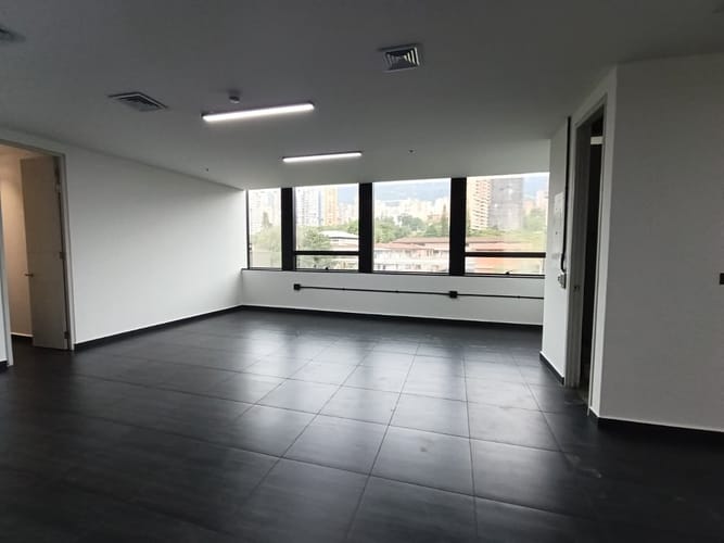Oficina en arriendo en El Castillo, Medellín, 116 m² · foto 2 de 14