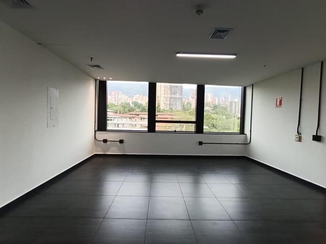 Oficina en arriendo en El Castillo, Medellín, 116 m² · foto 3 de 14