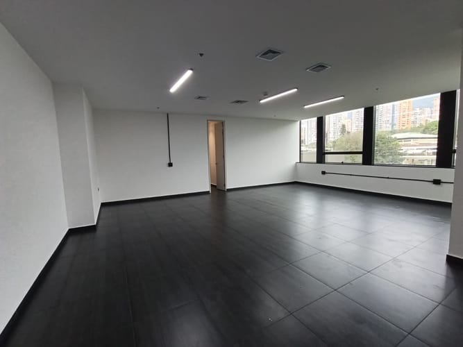 Oficina en arriendo en El Castillo, Medellín, 116 m² · foto 6 de 14