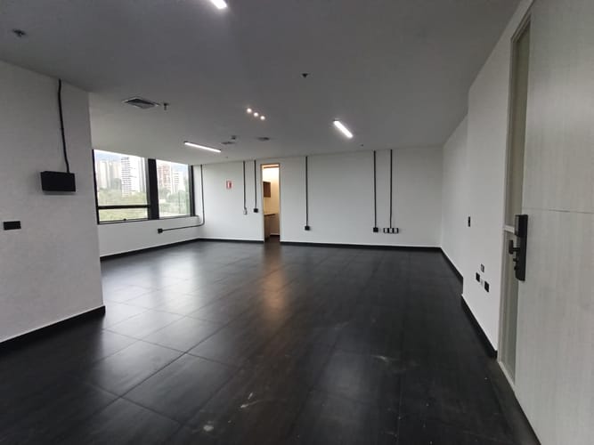 Oficina en arriendo en El Castillo, Medellín, 116 m² · foto 8 de 14