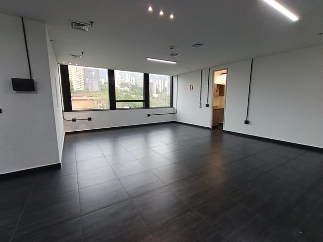Oficina en arriendo en El Castillo, Medellín, 116 m² · foto 9 de 14