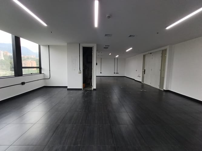 Oficina en arriendo en El Castillo, Medellín, 116 m² · foto 11 de 14