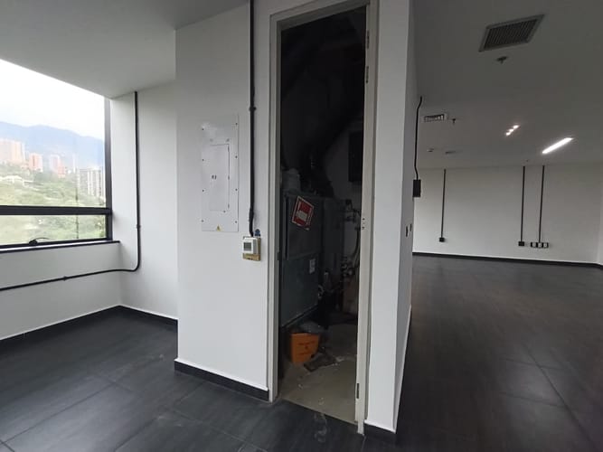 Oficina en arriendo en El Castillo, Medellín, 116 m² · foto 12 de 14