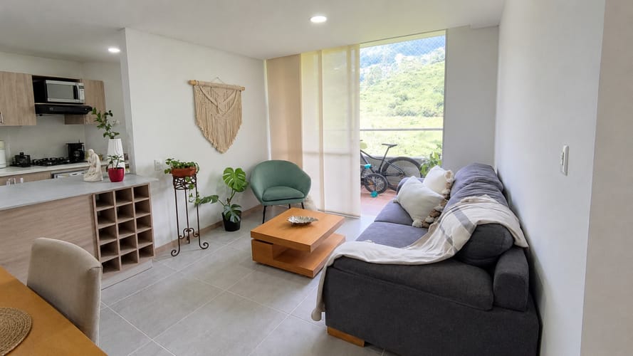 Apartamento de 3 alcobas en arriendo en Camino Verde, Envigado, 76 m² · foto 2 de 15