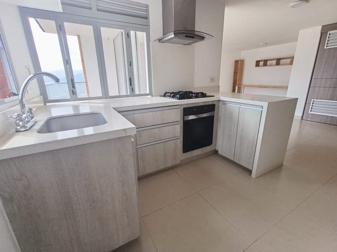 Apartamento de 2 alcobas en arriendo en Loma Del Escobero, Envigado, 92 m² · foto 3 de 16