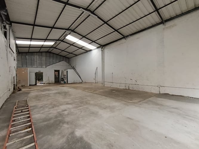 Bodega en arriendo en Manrique Central, Medellín, 142 m² · foto 3 de 9