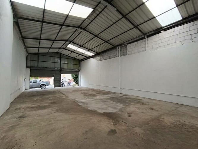 Bodega en arriendo en Manrique Central, Medellín, 142 m² · foto 4 de 9