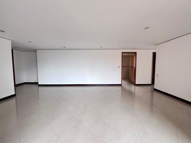 Apartamento de 3 alcobas en arriendo en El Poblado, Medellín, 145 m² · foto 2 de 20