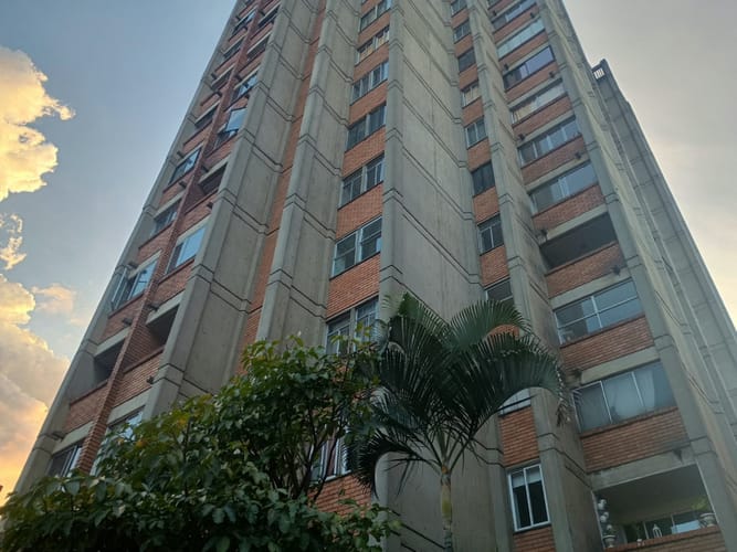 Apartamento de 3 alcobas en venta en El Pinal, Medellín, 144 m² · foto 2 de 23