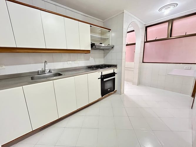 Apartamento de 3 alcobas en venta en El Poblado, Medellín, 137 m² · foto 2 de 19