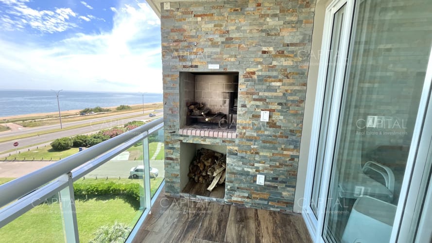 Apartamento de un dormitorio y medio en alquiler anual, frente al mar en playa mansa. · Foto 2