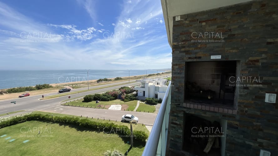 Apartamento de un dormitorio y medio en alquiler anual, frente al mar en playa mansa. · Foto 3