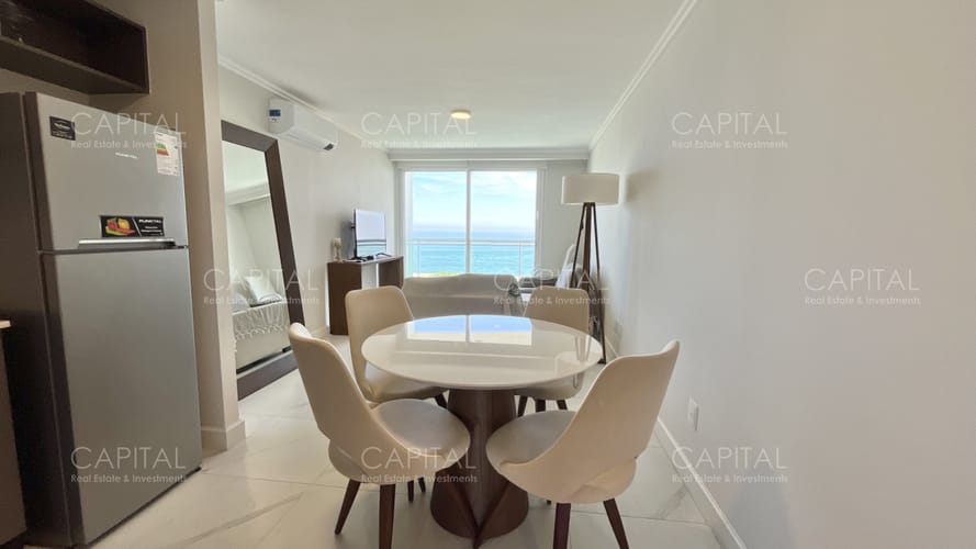 Apartamento de un dormitorio y medio en alquiler anual, frente al mar en playa mansa. · Foto 4