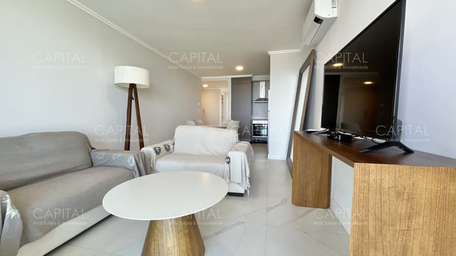 Apartamento de un dormitorio y medio en alquiler anual, frente al mar en playa mansa. · Foto 5