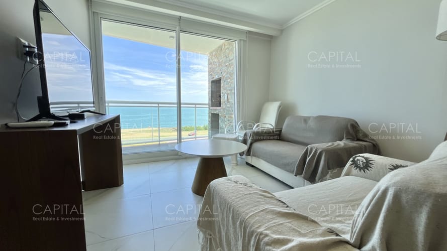 Apartamento de un dormitorio y medio en alquiler anual, frente al mar en playa mansa. · Foto 6