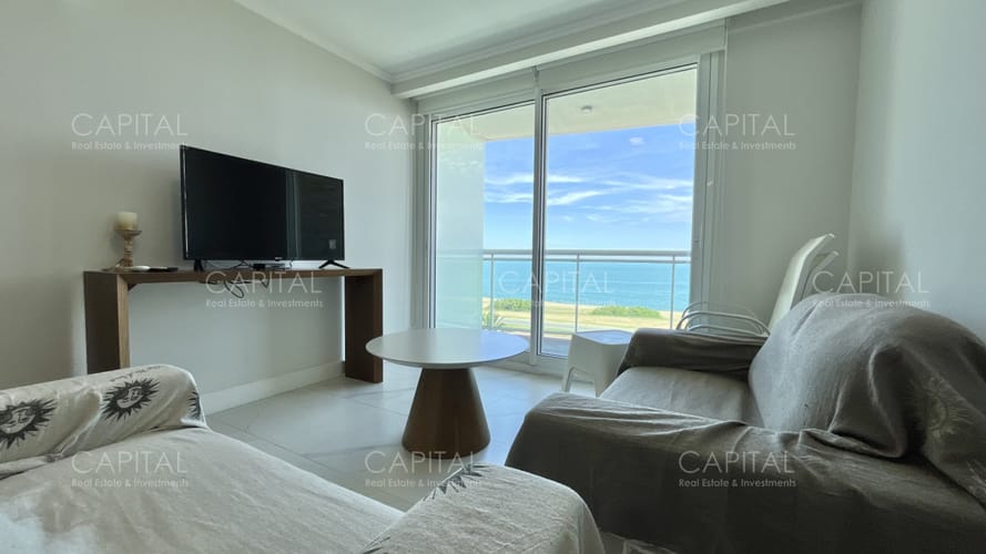 Apartamento de un dormitorio y medio en alquiler anual, frente al mar en playa mansa. · Foto 7