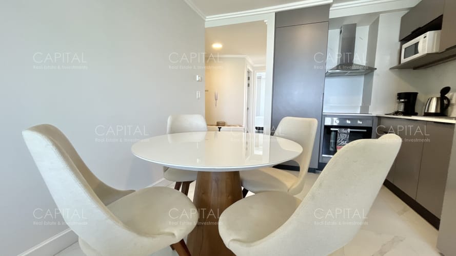 Apartamento de un dormitorio y medio en alquiler anual, frente al mar en playa mansa. · Foto 8
