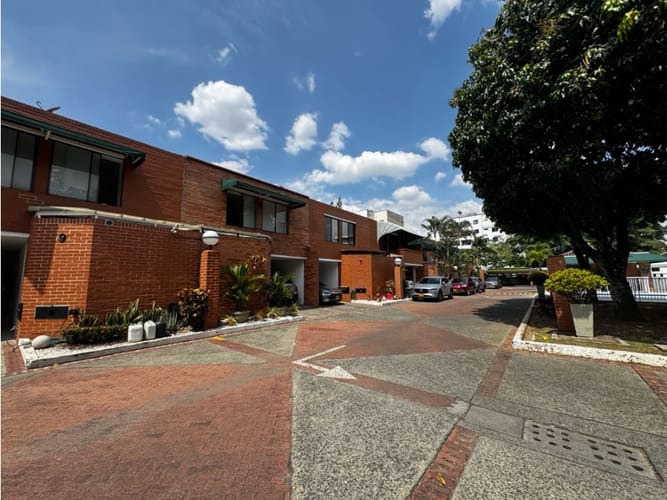 Casa de 6 alcobas en venta en El Ingenio, Cali, 350 m² · foto 2 de 19