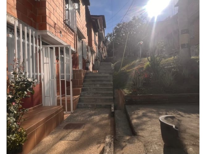 Casa de 3 alcobas en venta en Cabecera San Antonio De Prado, Medellín, 69 m² · foto 2 de 18