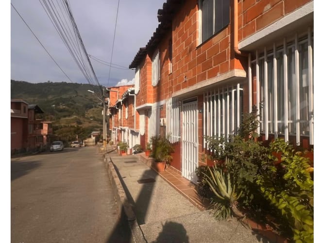 Casa de 3 alcobas en venta en Cabecera San Antonio De Prado, Medellín, 69 m² · foto 3 de 18