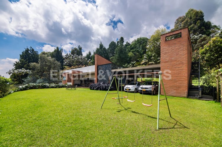 Casa de 4 alcobas en venta en Las Palmas, Envigado, 595 m² · foto 2 de 19