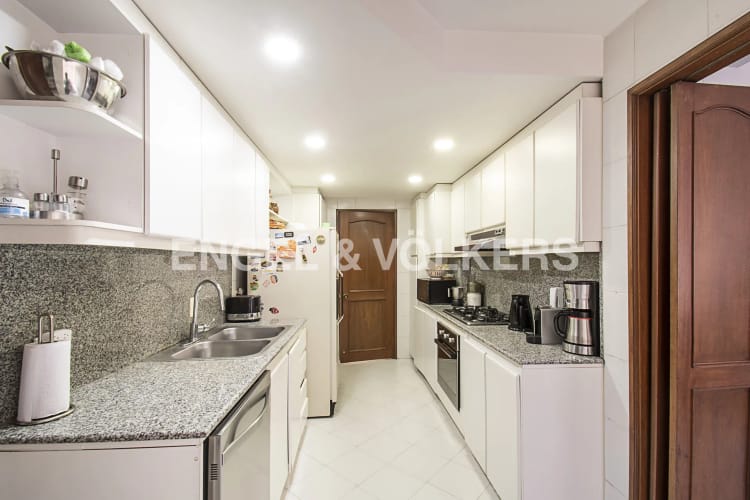 Apartamento de 3 alcobas en venta en Santa Barbara Occidental, Bogotá, 187 m² · foto 7 de 18