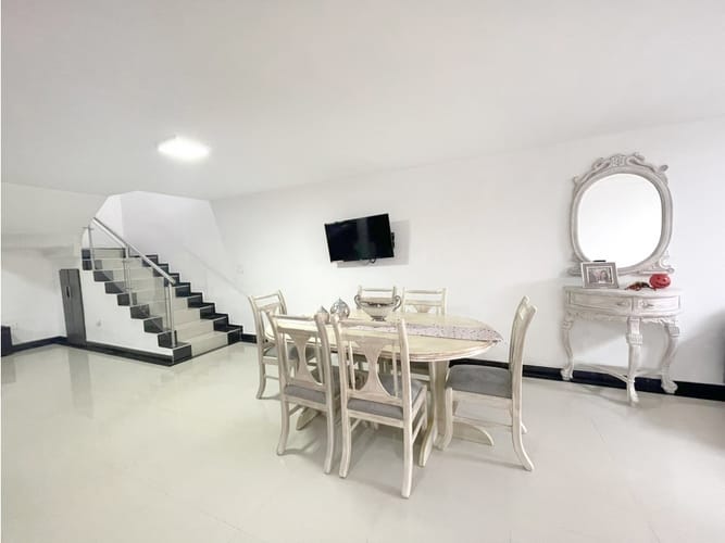 Casa de 5 alcobas en venta en Belen Malibu, Medellín, 260 m² · foto 2 de 20