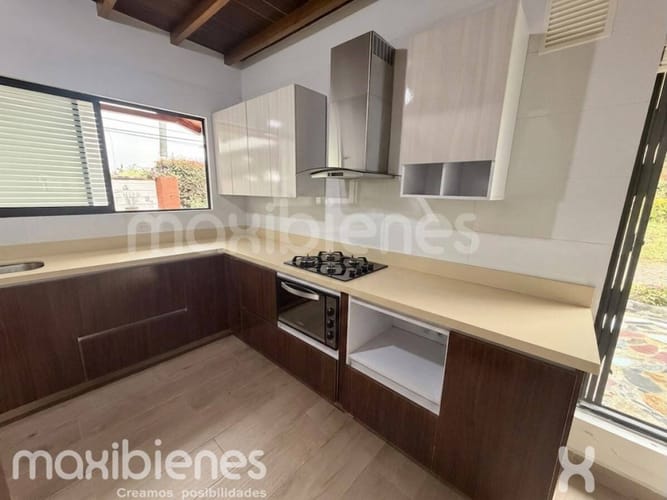 Casa de 3 alcobas en arriendo en Santa Elena, Medellín, 100 m² · foto 2 de 15