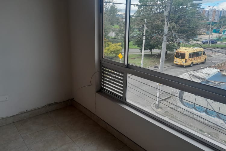 Casa de 4 alcobas en venta en La Uribe, Bogotá, 359 m² · foto 2 de 5