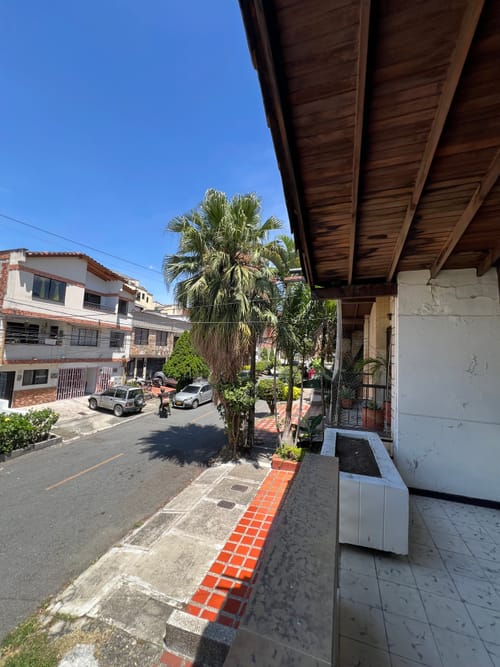 Casa de 5 alcobas en venta en Laureles, Medellín, 360 m² · foto 2 de 9