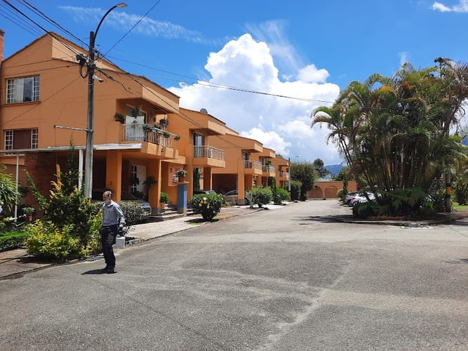 Casa de 4 alcobas en venta en El Tambo, La Ceja, 220 m² · foto 2 de 24