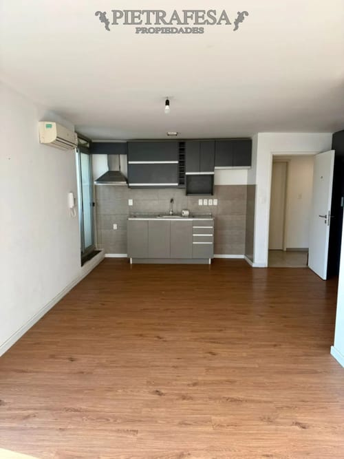 Apartamento en alquiler, 2 dormitorios, 1 baño, cochera. Tres Cruces. · Foto 3