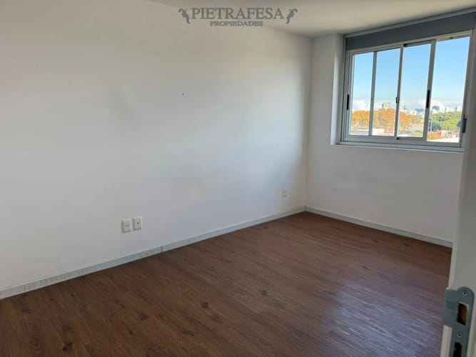 Apartamento en alquiler, 2 dormitorios, 1 baño, cochera. Tres Cruces. · Foto 4