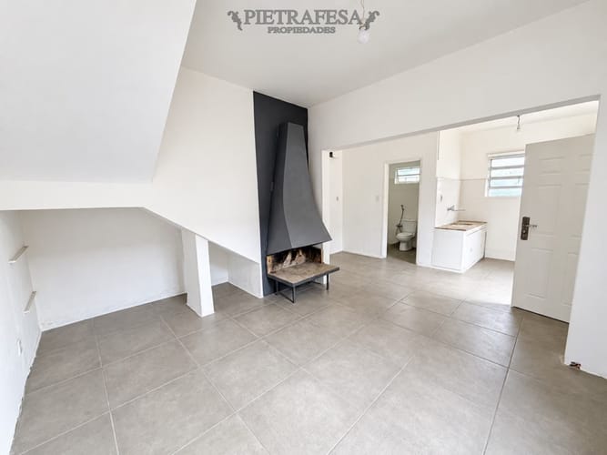 Casa en alquiler, 2 dormitorios, 1 baño, terraza, parrillero. Perez Castellanos. · Foto 1