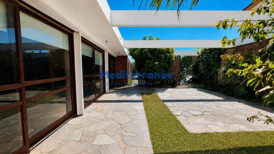 Oportunidad!!! - Ideal Empresa O Familia... Espectacular Casa Frente A La Playa En Lagomar !