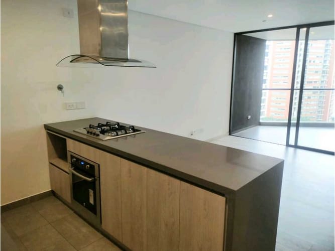 Apartamento de 2 alcobas en arriendo en Altos Del Poblado, Medellín, 83 m² · foto 2 de 23