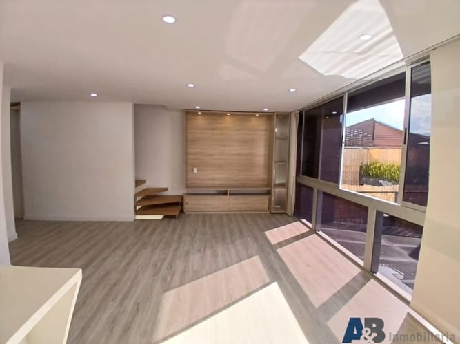 Casa de 3 alcobas en arriendo en Loma Del Chocho, Envigado, 270 m² · foto 4 de 24