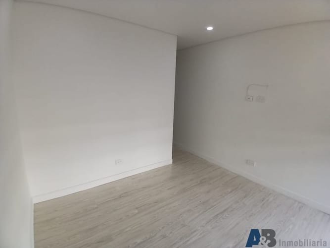 Casa de 3 alcobas en arriendo en Loma Del Chocho, Envigado, 270 m² · foto 22 de 24