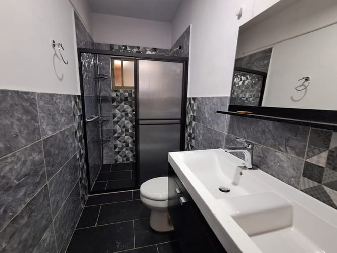 Casa de 5 alcobas en arriendo en Laureles, Medellín, 320 m² · foto 9 de 18